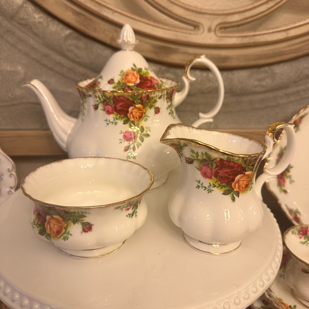 Royal Albert Old Country Roses Tea set in excellent condition!